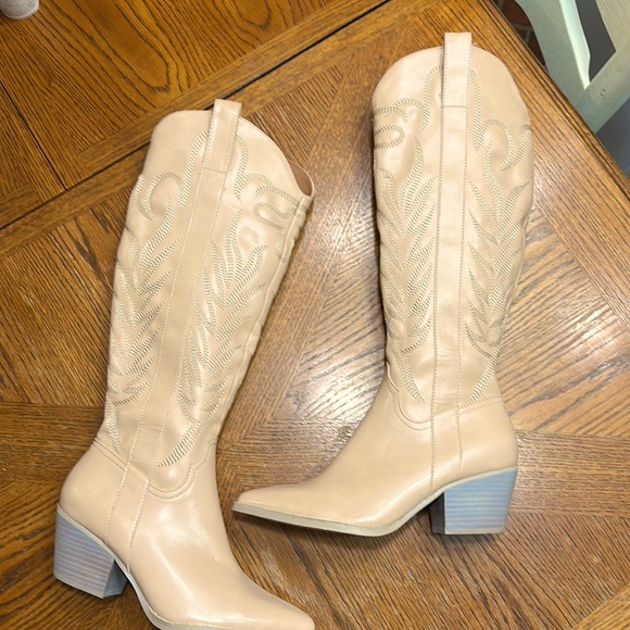 Oasis Shoes - Oasis society NEW NEVER WORN camel colored western style boots sz 9